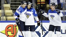 Finská radost. Sebastianu Ahovi (uprost�ed) gratulují 	Veli-Matti Savinainen...