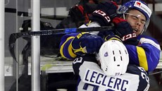 Švéd Adrian Kempe v souboji s francouzským hokejistou Guillaumem Leclercem...