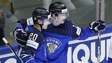 Finský hokejista Sebastian Aho (vlevo) gratuluje Vile Matti Savinainenovi ke...