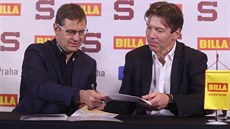 Nový trenér sparťanských hokejistů Uwe Krupp (vpravo) podepisuje s majitelem...