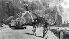 SPOLUJEZDCI. Gino Bartali (v popředí) a Fausto Coppi na trati Gira 1940 v...
