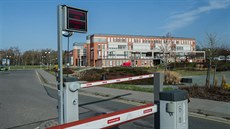 U kampusu Univerzity Hradec Králové jsou volná parkovit (11. 4. 2018).