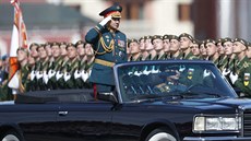 Ruský ministr obrany Sergej ojgu projídí okolo seikovaných vojáku pi...