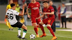 ímský útoník Stephan El Shaarawy kontroluje mí v utkání proti Liverpoolu,...