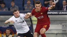 ímský forvard Patrik Schick se pokouí utéct Jamesi Milnerovi z Liverpoolu.