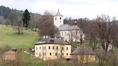 Budova bývalé fary stojí pod nejstarší stavební památkou Krkonoš - kostelem...