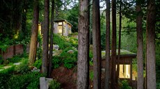 Na pozemku stojí krom historické lesní vilky dv nové chaty, které si pro...