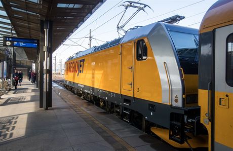 RegioJet pedstavil nové lokomotivy. Mají vozit osmnáctivozové vlaky. (16....