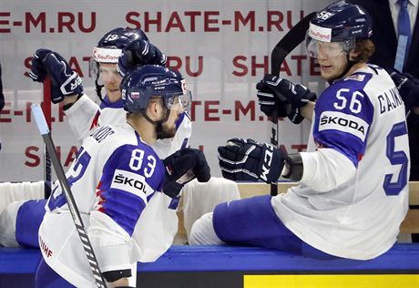 Martin Bako slaví se slovenskými spoluhrái gól v síti Bloruska.