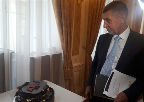 f ANO a premir v demisi Andrej Babi s dortem k estm narozeninm jeho hnut