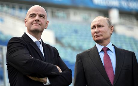 Rusk prezident Vladimr Putin (vpravo) a Gianni Infantino, pedseda...