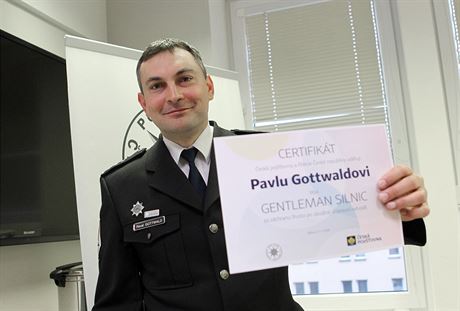 Policista Pavel Gottwald získal za záchranu mladého idie ocenní Gentleman...