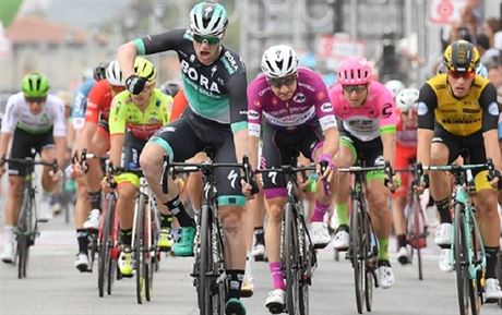 Irský cyklista Sam Bennett projídí vítzn cílem 7. etapy Gira.