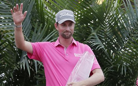 Americký golfista Webb Simpson s trofejí pro vítze turnaje The Players...