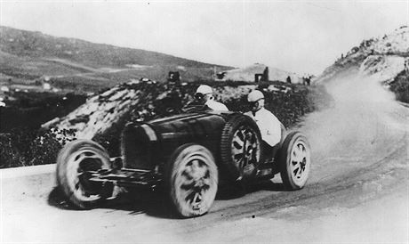 Elika Junková na trati Targa Florio v roce 1928. Dlouho útoila na první...