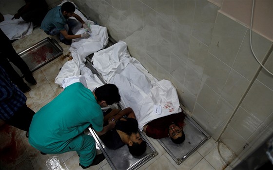 Při nepokojích na hranicích Izraele a Gazy zemřely desítky Palestinců. (14....