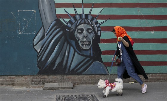 Protiamerické graffiti na zdi bývalé americké ambasády v Teheránu (8. kvtna...