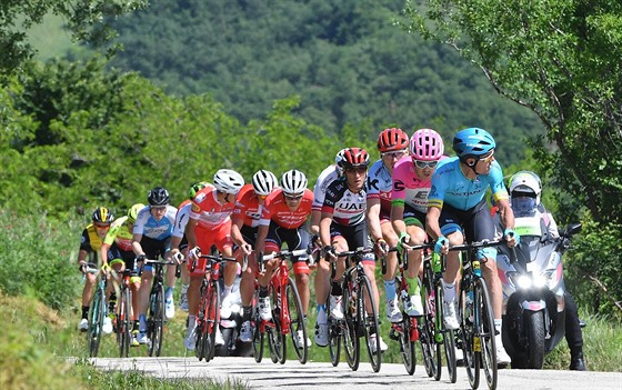 Momentka z desáté etapy cyklistického Gira.