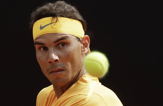 Rafael Nadal urputn sleduje míek bhem osmifinále na turnaji v ím.