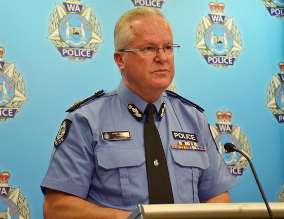 Policejní komisař Chris Dawson mluví k médiím v australském Perthu. (11. května...