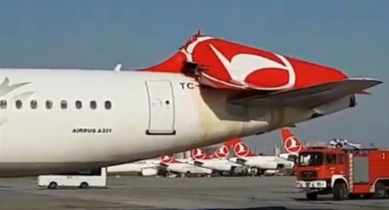 Poškozený Airbus A321 tureckých aerolinií po kolizi s jiným letadlem na letišti...