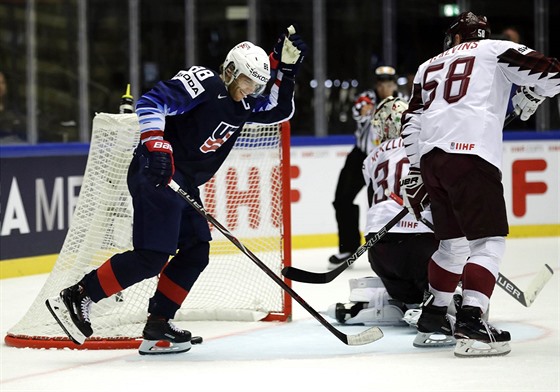 Americký kapitán Patrick Kane slaví gól v síti Lotyska.