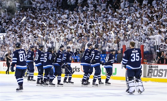 Fanoušci Winnipeg Jets děkují hráčům za vyhraný zápas během finále konference s...