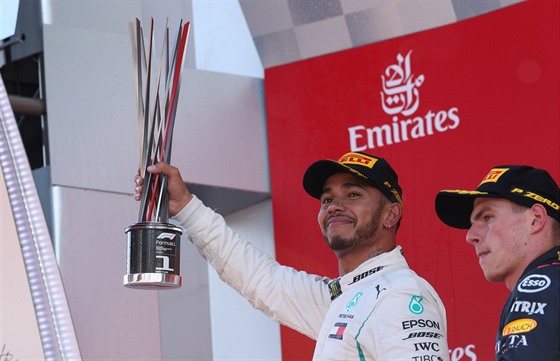 Brit Lewis Hamilton (vlevo) pózuje s trofejí pro šampiona Velké ceny Španělska.