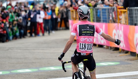 Simon Yates zvládá devátou etapu závodu Giro d´Italia nejrychleji.