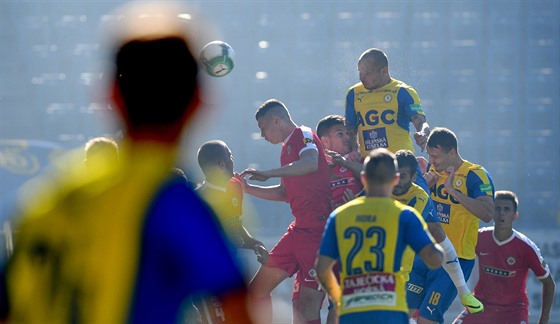 Momentka z prvoligového utkání mezi fotbalisty Teplic (ve lutém) a Brna.