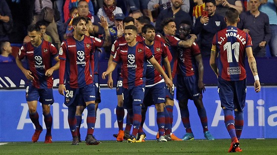 Fotbalisté Levante slaví gól v utkání proti Barcelon.