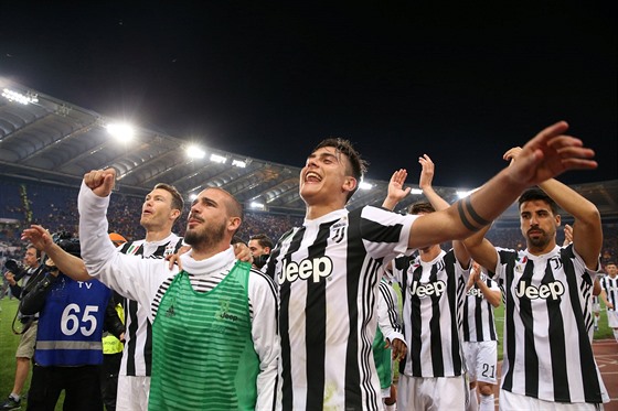 Fotbalisté Juventusu se radují z titulu.