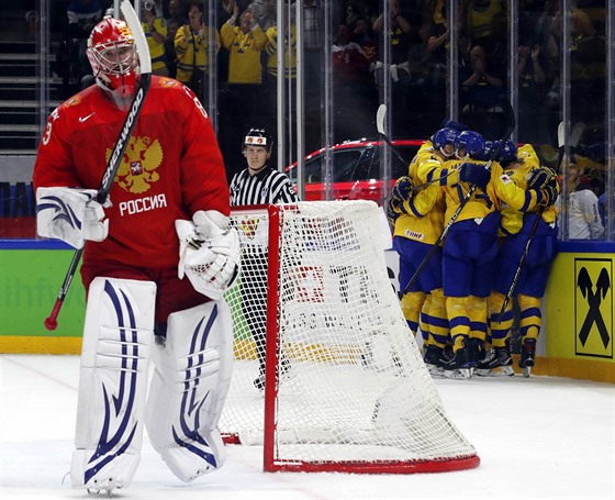 Gólová radost švédských hokejistů nepotěšila brankáře Ruska Vasilije Košečkina.