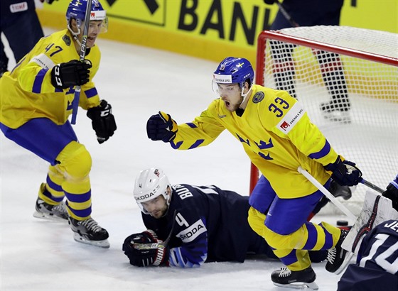 Švédský hokejista Viktor Arvidsson (vpravo) právě vstřelil branku v semifinále...