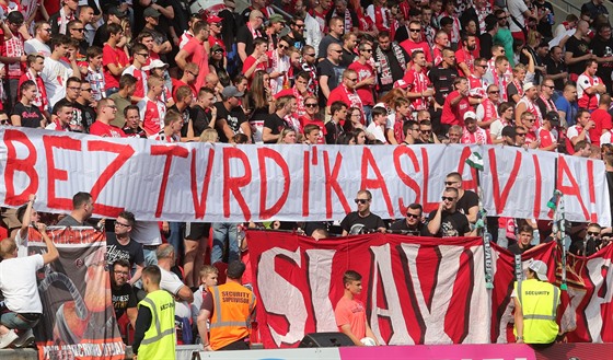 Fanoušci Slavie vyvěsili během utkání s Jabloncem transparenty proti šéfovi klubu Jaroslavu Tvrdíkovi.
