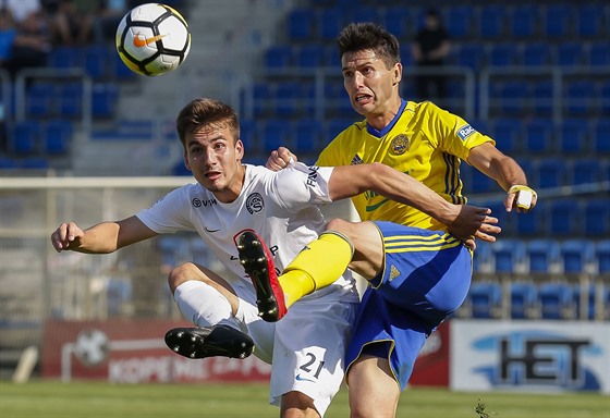 Filip Kubala ze Slovácka (vlevo) a Zoran Gaji ze Zlína bojují o mí.