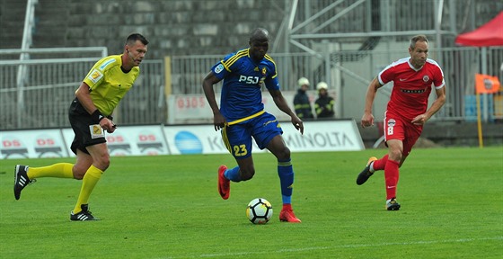 Kamso Mara z Jihlavy (v modr�m) vede m�� n�sledov�n Janem Pol�kem z Brna...