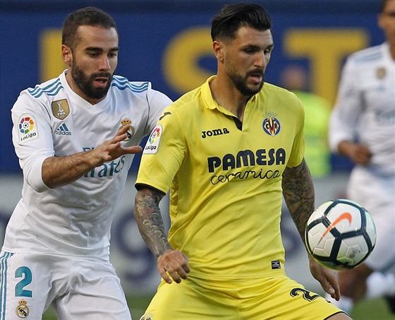 Daniel Carvajal z Realu Madrid (vlevo) napadá Soriana z Villarrealu.