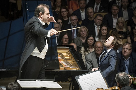 Pianista Daniil Trifonov a dirigent Daniele Gatti na koncertě Pražského jara