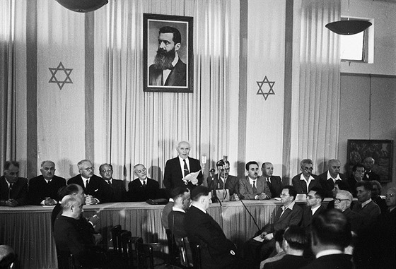 David Ben Gurion čte Deklaraci nezávislosti Státu Izrael 14. května 1948 v Tel...