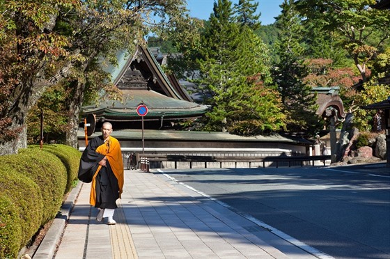 Mnich v klášteře Kojasan. Kolem původního kláštera časem vyrostlo město Kója, ve kterém je dnes univerzita náboženských studií a více než 100 chrámů, z nichž mnohé nabízejí ubytování poutníkům. (ilustrační snímek)