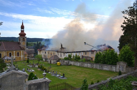 V dob píjezdu hasi hoel tém celý skladovací prostor o rozmrech zhruba...