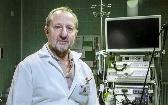 Julius piák, gastroenterolog a pednosta Kliniky hepatogastroenterologie...