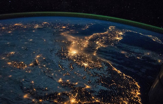 Noční pohled na rozzářenou Evropu (na snímku je vidět jih Francie, Itálie,...