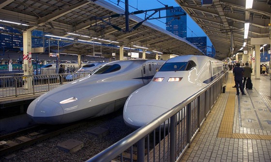 Vysokorychlostní vlaky Šinkanzen na nádraží v Tokiu (duben 2013)