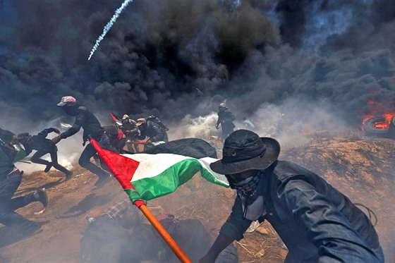 NEPOKOJE NA HRANICI. Palestinští demonstranti v Pásmu Gazy spěchají do úkrytu...
