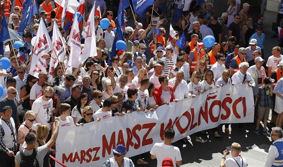 Desítky tisíc Polák se v sobotu v centru Varavy zúastnily protivládního...
