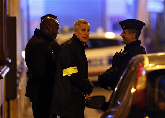 Pařížský prokurátor François Molins hovoří s policisty po útoku v centru...