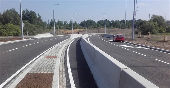 Nové obchodní centrum by mohlo vyrst poblí silnice spojující sídlit Máj a Vltava.