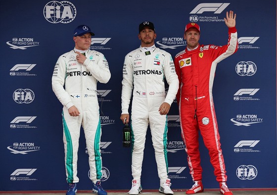 Kvalifikaci na Velkou cenu Španělska opanoval Lewis Hamilton (uprostřed),...